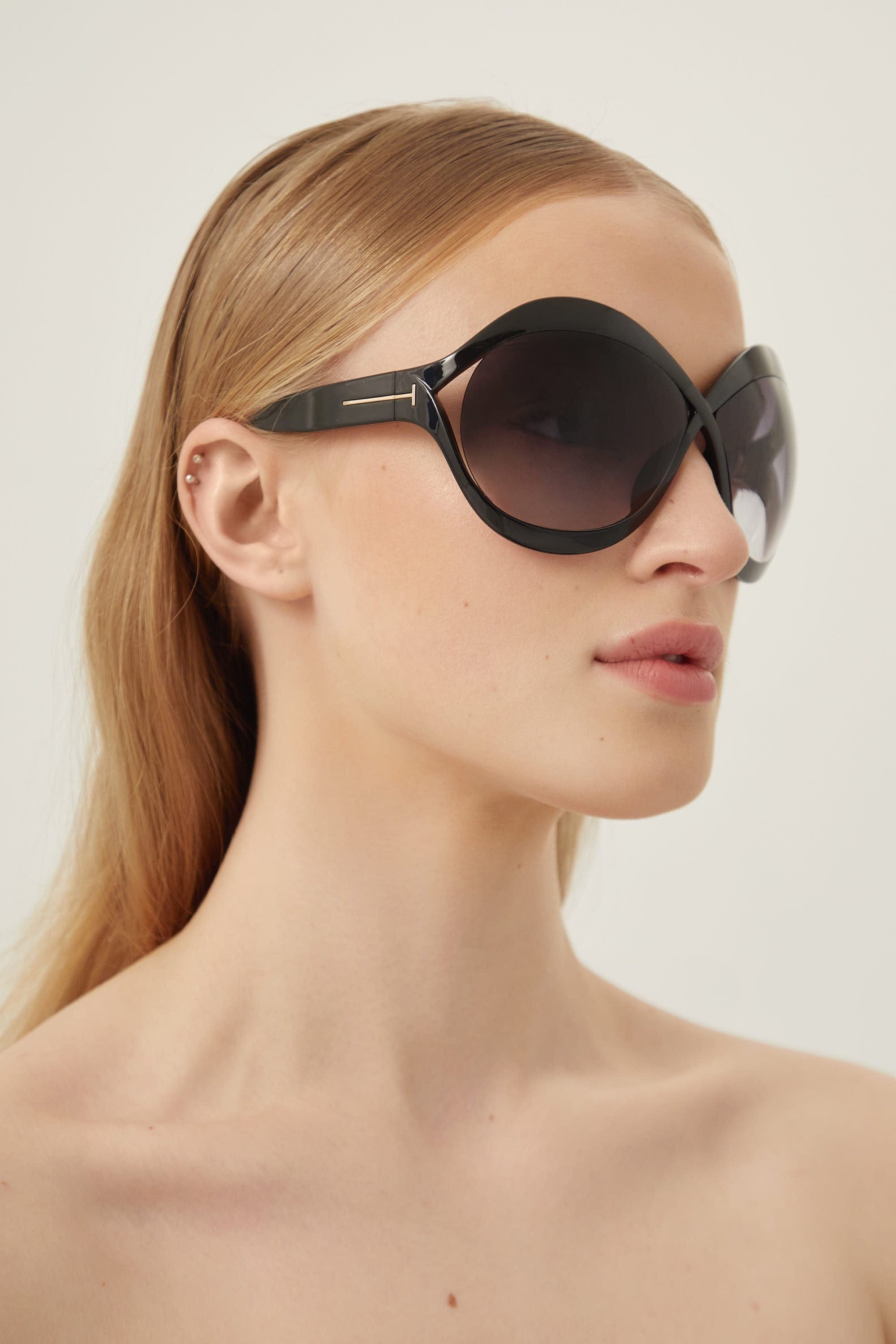 Tom Ford iconic femenine sunglasses in black