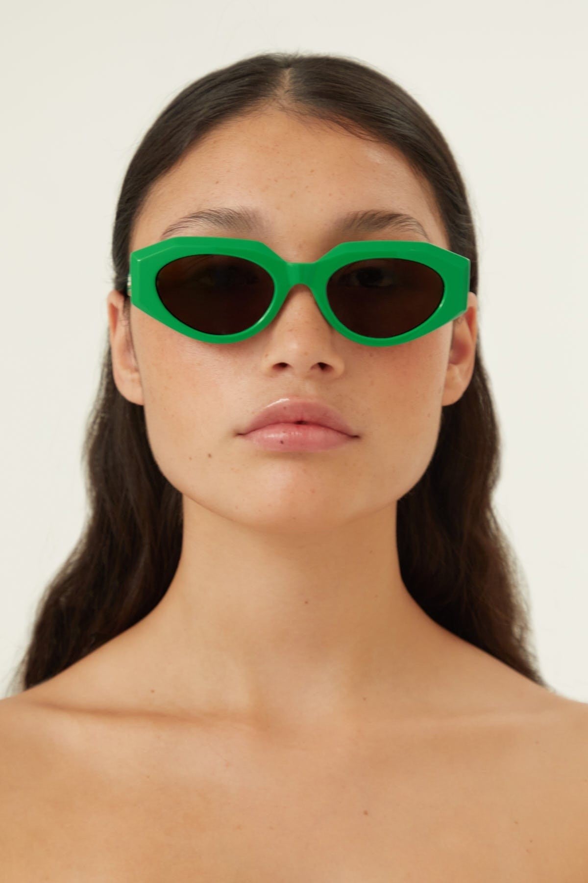 Bottega Veneta oval femenine green sunglasses